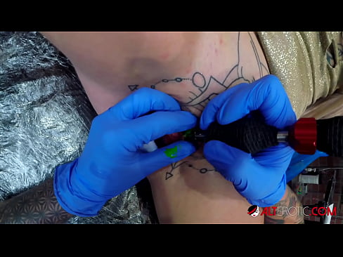 ❤️ Ekstreme tatuita varmulo Sully Savage ricevis tatuon sur sia klitoro Bonega porno ĉe ni % eo.com-pornzog.ru% ☑
